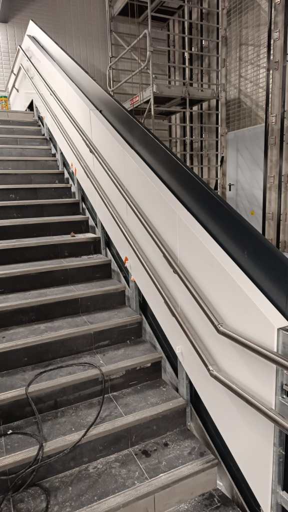 Main courante et garde-corps métalliques d’un escalier de la Ligne 14 à Romainville